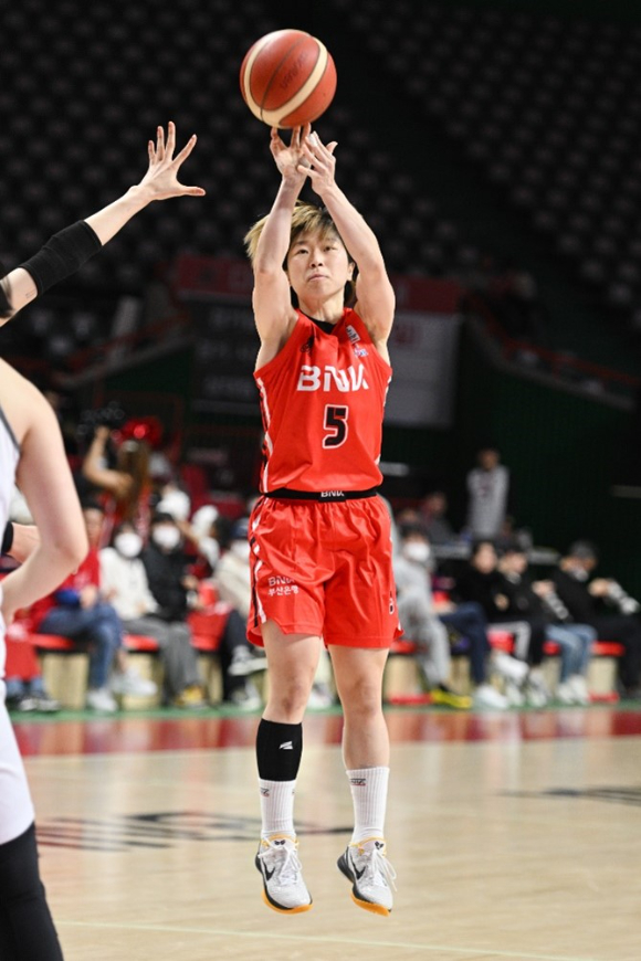 여자프로농구(WKBL) 부산 BNK 썸에서 포인트가드로 뛰고 있는 안혜지가 30일 열리는 롯데 자이언츠와 키움 히어로즈전 경기 시구자로 나선다. [사진=한국여자프로농구연맹(WKBL)]