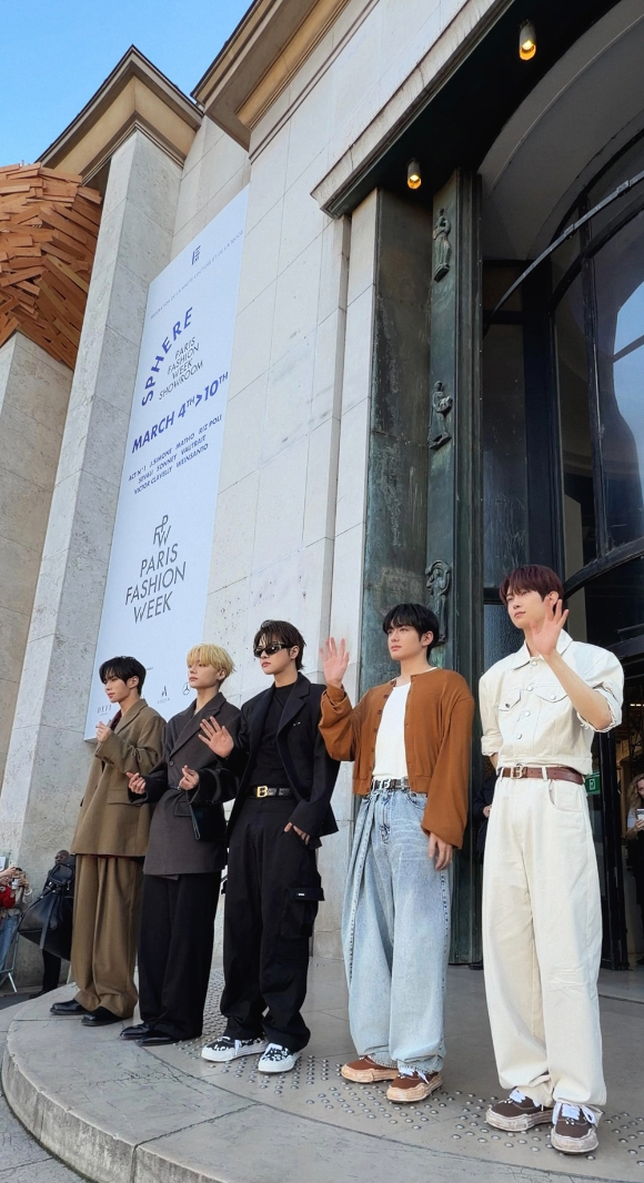 알파드라이브원 파리 패션위크 참석 관련 이미지 [사진=웨이크원]
