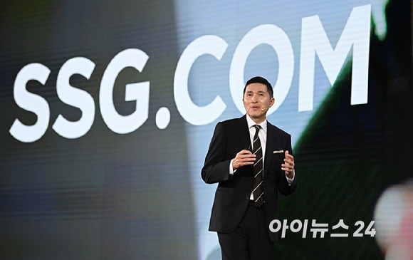 이인영 SSG닷컴 공동대표가 지난 6월 서울 강남구 삼성동 코엑스에서 열린 '신세계 유니버스 페스티벌'에서 발표하고 있다.