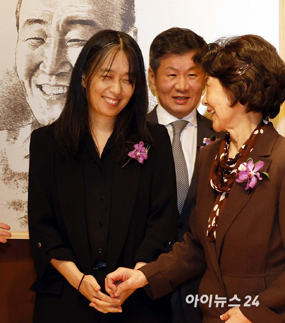 한국인 최초로 노벨문학상을 수상한 한강 작가가 17일 서울 강남구 아이파크타워에서 열린 제18회 포니정 혁신상 시상식에 참석하고있다. 포니정재단은 포니정 혁신상 수상자로 작가 한강 씨를 선정했다. 시상식에는 한강 작가를 비롯해 재단 이사장인 정몽규 HDC 회장, 고(故) 정세영 현대산업개발 명예회장의 부인 박영자 씨 등이 참석했다. [사진=사진공동취재단]