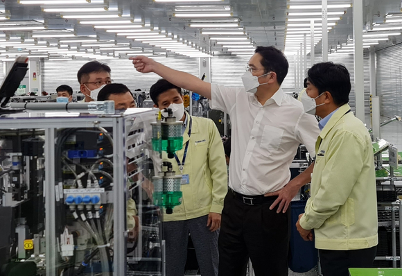 이재용 부회장이 지난 2020년 10월 베트남 하노이 인근에 위치한 삼성 복합단지를 찾아 스마트폰 생산공장 등을 점검하고 있는 모습. [사진=삼성전자]