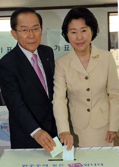 지난 2010년 이회창 당시 자유선진당 대표가 부인 한인옥씨와 함께 충남 예산군 예산읍 예산리 신성아파트관리사무소에 마련된 투표소를 찾아 투표를 한 뒤 기표용지를 투표함에 넣고 있다. [사진=연합뉴스]