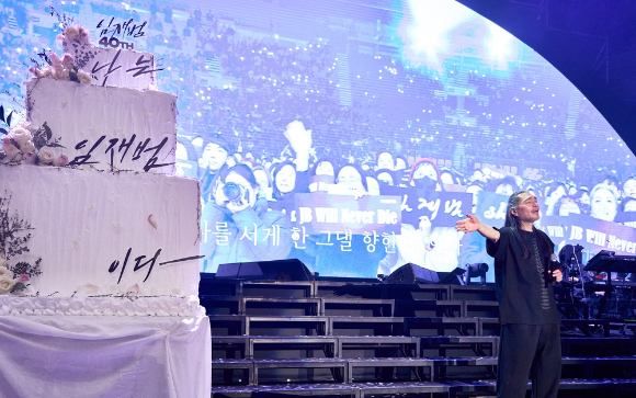 가수 임재범이 2025-26 임재범 40주년 콘서트 '나는 임재범이다'에서 무대를 선보이고 있다. [사진= 블루씨드엔터테인먼트]