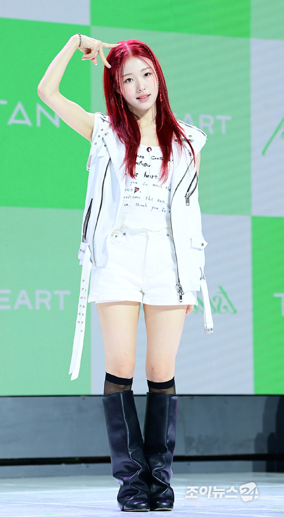 그룹 앳하트 아린이 13일 오후 서울 한남동 블루스퀘어에서 열린 앳하트(AtHeart) 첫 번째 EP '플롯 트위스트'(Plot Twist) 미디어 쇼케이스에 참석하고 있다. [사진=정소희 기자]