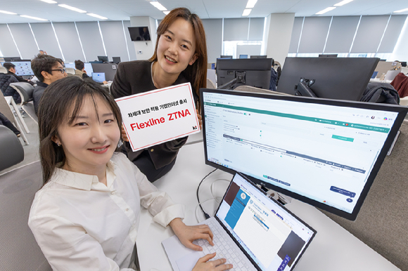KT 모델이 플렉스라인을 소개하는 모습. [사진=KT]