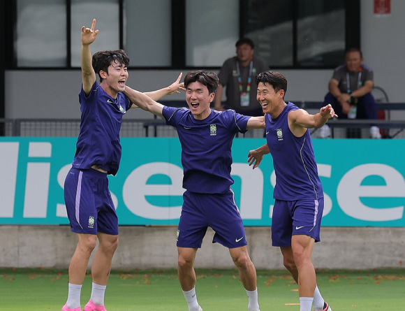 2026 북중미 월드컵에 출전하는 축구 국가대표팀 주장 손흥민(오른쪽부터)과 황인범, 이기혁이 6일(현지시간) 베이스캠프 훈련장인 멕시코 과달라하라 치바스 바예 베르데에서 훈련 중 환호하고 있다. [사진=연합뉴스]