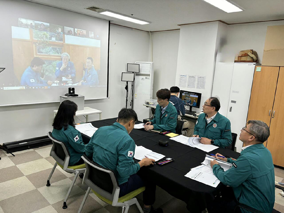 지난 8일 남태헌(오른쪽 첫 번째) 진흥원 원장이 산사태 대비 집중관리 주간 운영에 따라 전국 산림복지시설의 집중호우 대처상황에 대해 점검하고 있다. [사진=한국산림복지진흥원/산림청]