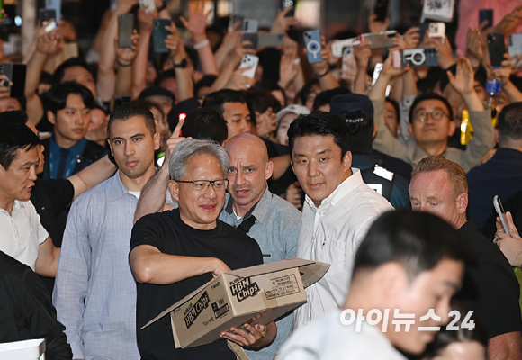 젠슨 황 엔비디아 최고경영자(CEO)가 5일 서울 마포구 서교동의 한 고깃집에서 최태원 SK회장, 구광모 LG회장, 이해진 네이버 의장과 삼겹살 회동을 마치고 기념촬영을 하고 있다. [사진=곽영래 기자]