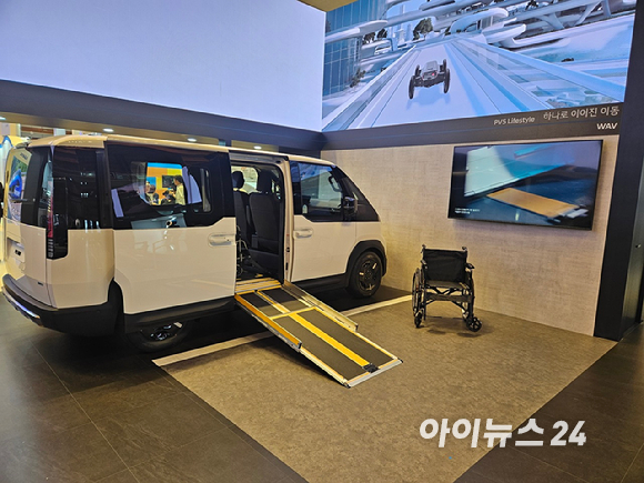 현대차그룹이 24일 서울 강남구 삼성동 코엑스에 마련한 전시장에 아틀라스, 스팟, 모베드가 나란히 전시돼 있다. [사진=설재윤 기자]