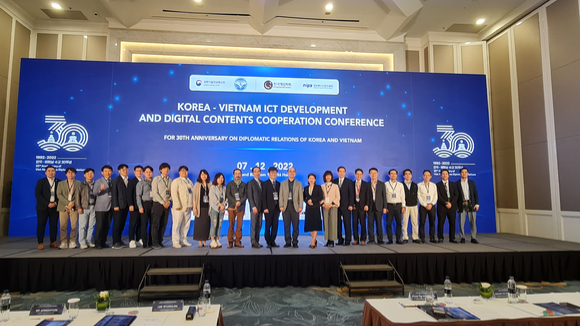 한국-베트남 ICT&디지털콘텐츠 협력 컨퍼런스 참여자들이 기념 촬영을 하고 있다. [사진=한국게임학회]