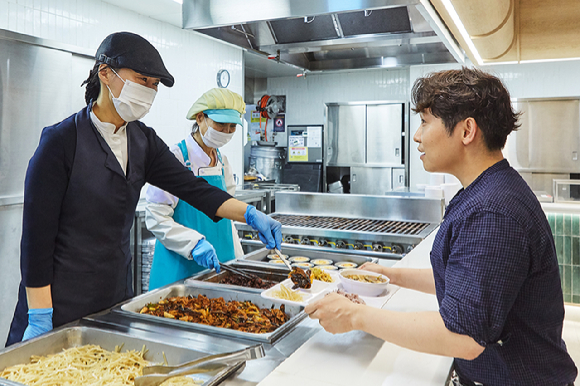 8일 서울시 중구 순화동에 위치한 이마트 본사 빌딩 구내식당에서 직원들이 가지 제육 볶음, 취나물 된장국 등으로 구성된 임산물 식단으로 점심식사를 하고 있다. 이날 식단으로는 여주 건가지, 여주 생표고버섯, 제주 취나물, 홍천 건호박오거리 등의 식재료를 활용한 다양한 메뉴가 제공됐다. 신세계푸드는 산림청과의 업무협약(MOU)을 체결하고 국산 임산물을 활용한 다양한 급식 메뉴와 베이커리 신제품을 선보이며 국내 임업 농가 지원 및 지역 농업 발전을 위한 활동에 나선다. [사진=신세계푸드]