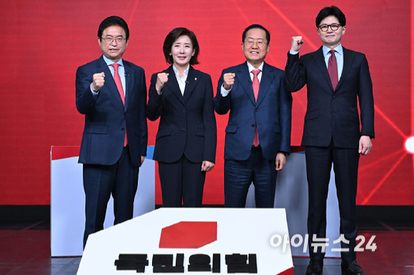 20일 서울 강서구 ASSA아트홀에서 열린 '제21대 대통령 후보자 경선 B조 토론회'에 참석한 후보들이 기념촬영을 하고 있다. 왼쪽부터 이철우, 나경원, 홍준표, 한동훈 후보. [사진=국회사진취재단]