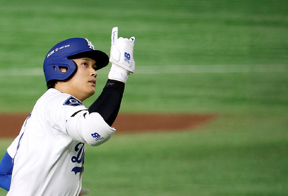 오타니 쇼헤이가 19일(현지시간) 일본 도쿄돔에서 열린 2025 도쿄 시리즈 로스앤젤레스 다저스와 시카고 컵스의 2025 MLB 정규 시즌 2차전 5회말 홈런을 치고 기뻐하고 있다. [사진=EPA/연합뉴스]