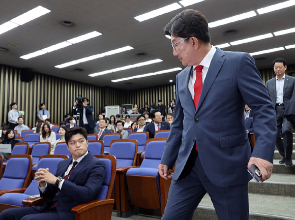 국민의힘 김용태 비상대책위원장이 9일 서울 여의도 국회에서 열린 의원총회에서 원내대표직 사퇴를 선언한 국민의힘 권성동 원내대표를 바라보고 있다. [사진=연합뉴스]