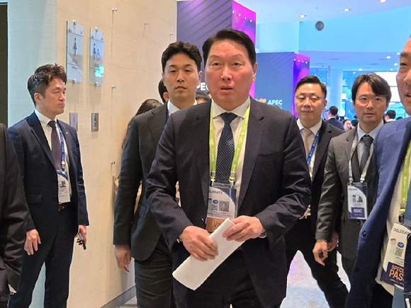 최태원 SK 회장이 29일 경주예술의전당에서 열린 한미 비즈니스 라운드 테이블 및 환영 만찬 참석을 위해 입장하고 있다. [사진=최란 기자]