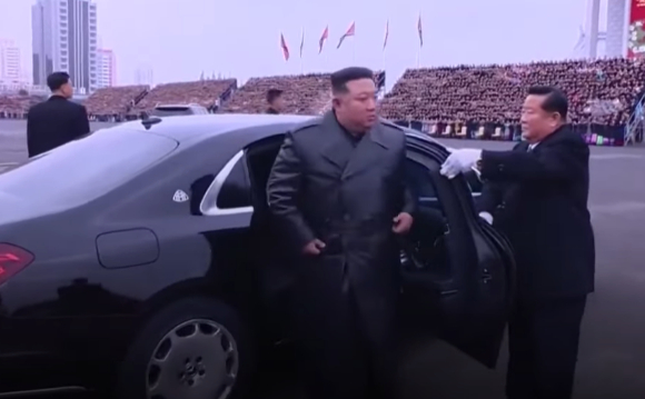 김정은 북한 국무위원장이 지난해 12월 8일 제5차 전국어머니대회 참가자들과 기념사진 촬영을 위해 전용차를 타고 현장에 도착했다. 신형 벤츠 마이바흐 차량으로 보이는 김 위원장의 전용차. [사진=조선중앙TV 보도화면 캡처]