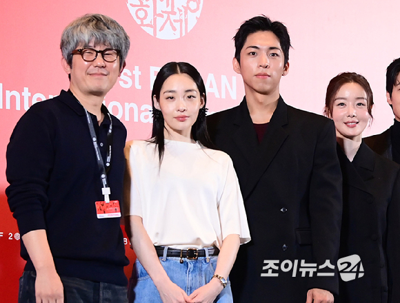6일 부산 해운대구 영화의전당 중극장에서 열린 제31회 부산국제영화제 개막작 '낮과 밤은 서로에게' 기자회견에서 (왼쪽부터)김종관 감독-배우 김민하-주종혁-한선화-장률-심은경-전소영-김동휘가 포토타임을 갖고 있다. [사진=정소희 기자]