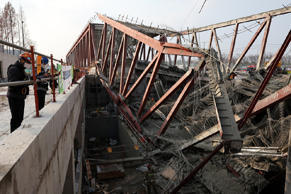 11일 오후 광주 서구 치평동 광주대표도서관 건립공사장에서 붕괴 사고가 발생해 소방대원들이 매몰자 구조 작업을 벌이고 있다. [사진=연합뉴스]