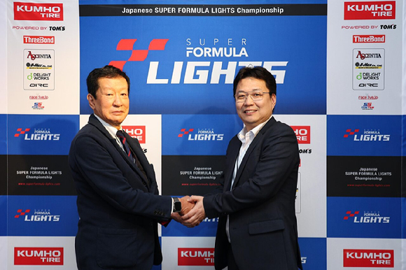 (오른쪽부터)이두희 금호타이어 영업기획부문장 겸 일본법인장 상무와 미즈노 SFL 어소시에이션 대표이사가 지난 28일 후원 조인식에서 기념촬영하고 있다. [사진=금호타이어]