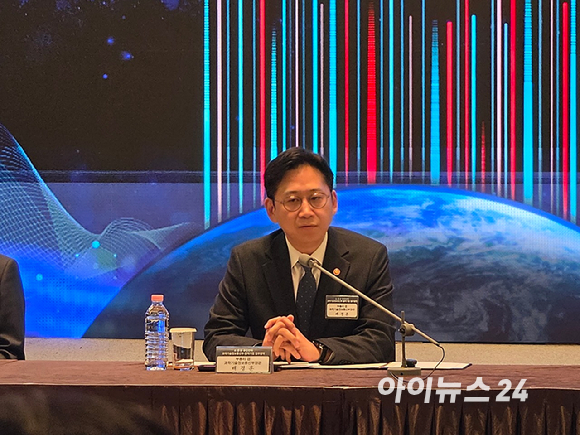 배경훈 부총리가 11일 오후 서울 더플라자 호텔에서 열린 'K-문샷 추진전략 협력기업 업무협약(MOU)'에서 환영사를 하고 있다. [사진=윤소진 기자]