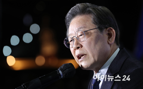 이재명 더불어민주당 대선후보가 4일 오후 서울 강동구 상일동 강동아트센터에서 열린 "강동의 선택은 이재명입니다!" 강동 유세에서 지지 호소를 하고 있다. [사진=김성진 기자]