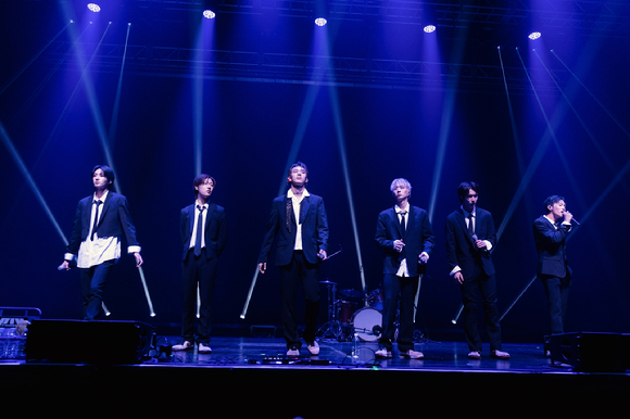피원하모니(P1Harmony)가 영국 밴드 뉴 호프 클럽(New Hope Club)과 신곡 'Super Chic' 합동 무대를 갖고 있다. [사진=FNC엔터테인먼트]