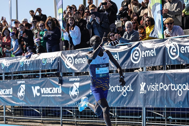 우간다 장거리 육상 선수 제이콥 키플리모가 포르투갈 리스본에서 열린 하프마라톤 대회에서 갤럭시 워치8을 착용한 채 달리고 있다. [사진=삼성전자]