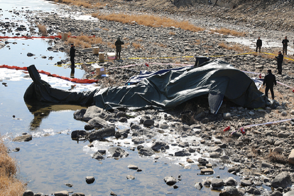 지난 9일 경기도 가평군 조종면 현리에서 육군 코브라 헬기가 추락해 군 당국이 현장을 통제하고 있다. [사진=연합뉴스]