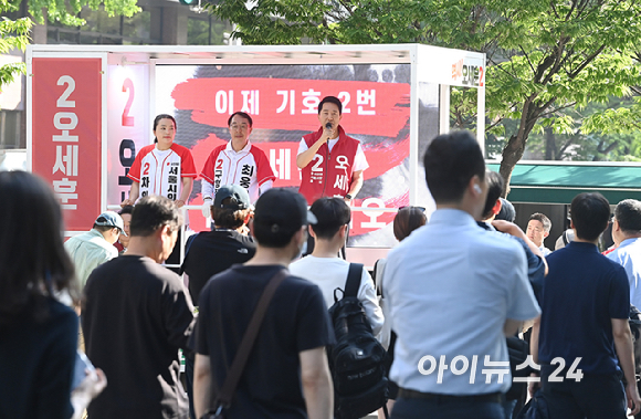 오세훈 국민의힘 서울시장 후보가 2일 서울 여의도역 인근에서 시민들에게 출근길 인사를하고 있다. [사진=곽영래 기자]