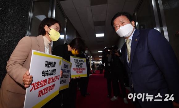 박병석(오른쪽) 국회의장이 지난 12일 오전 양당 원내대표 회동을 위해 서울 여의도 국회의장실을 향하던 중 정치개혁 농성을 하는 이은주 정의당 의원과 인사를 하고 있다. [사진=김성진 기자]