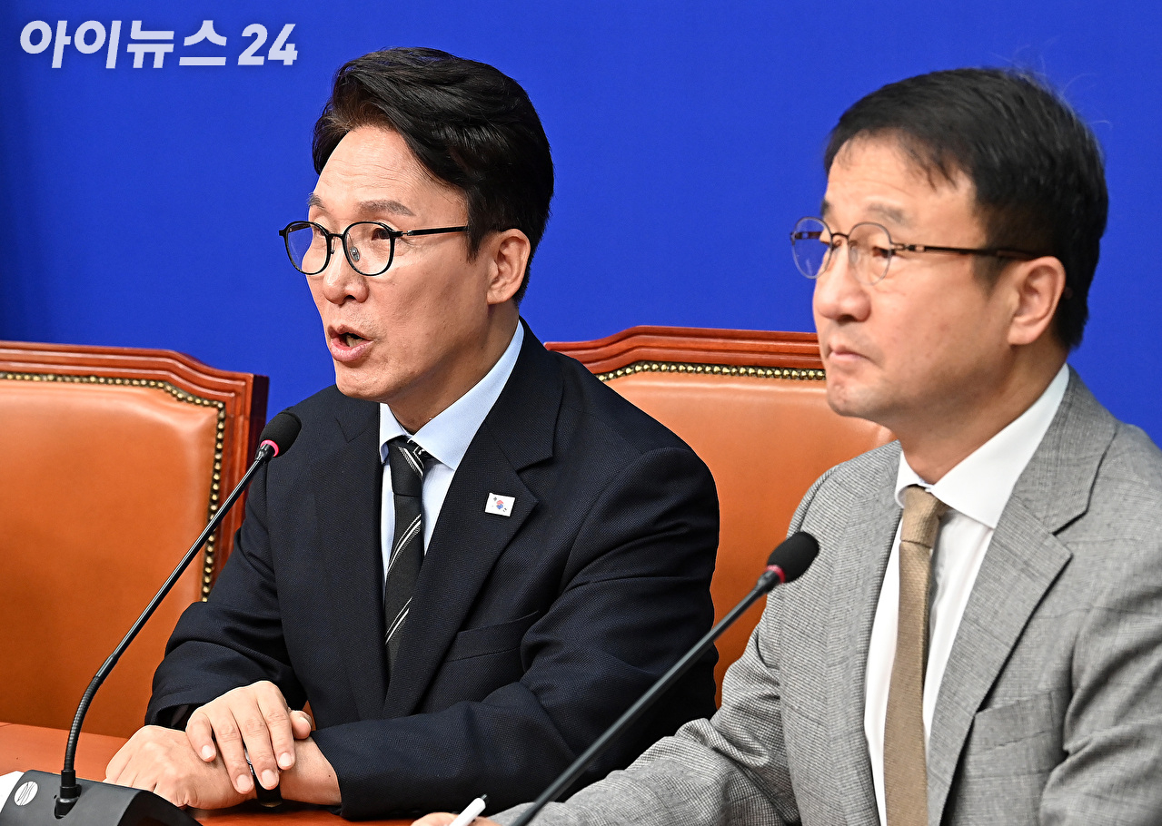 명태균 여론조사비 대납 의혹으로 재판에 넘겨진 오세훈 서울시장이 23일 오후 서울 서초구 서울고등법원에서 열린 정치자금법 위반 혐의 항소심 선고기일에 출석하고 있다. [사진=곽영래 기자]