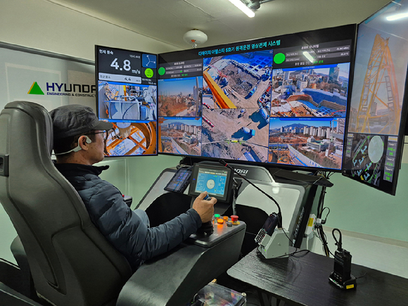 29일 열린 현대건설 원격제어 타워크레인 시연회에서의 타워크레인 시연사진. [사진=현대건설]
