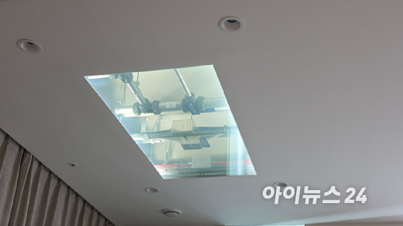 삼성물산 관계자가 '넥스트 퍼니처' 가구를 밀고 있다. [사진=이수현 기자]