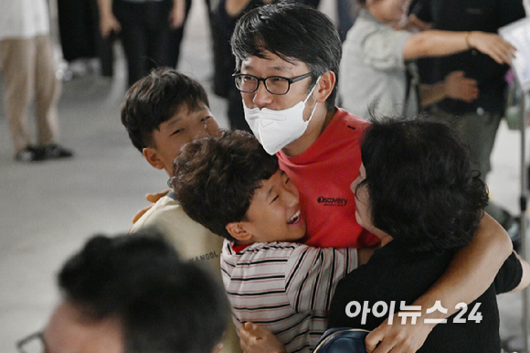 미국 조지아주 현대차그룹-LG에너지솔루션 배터리 합작 공장 건설 현장에서 구금됐다가 석방된 한국인 노동자들이 12일 오후 인천국제공항을 통해 귀국해 가족들과 인사를 나누고 있다. [사진=정소희 기자]
