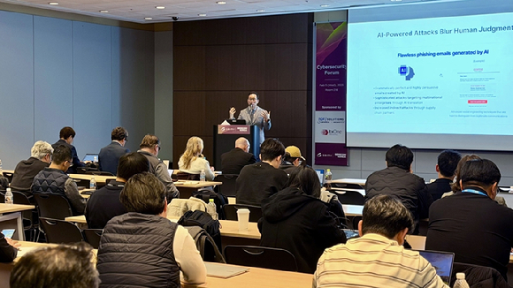 강봉호 파수 상무가 지난 11일 강남구 삼성동에서 열린 '세미콘 코리아 2026' 사이버보안 포럼에서 반도체 산업을 위한 사이버 보안 전략을 발표하고 있다. [사진=파수]