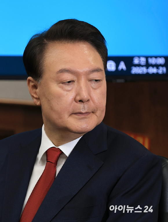 윤석열 전 대통령이 21일 서울 서초동 서울중앙지법에서 열린 내란 우두머리 혐의 형사재판 2번째 공판에 출석하고 있다. [사진=사진공동취재단]