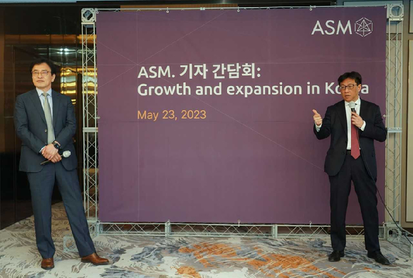 벤자민 로 ASM 최고경영자(CEO)가 23일 서울 강남 조선 팰리스에서 열린 기자간담회에서 사업 전략을 발표하고 있다. [사진=ASM]