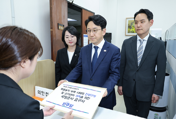 더불어민주당 천준호 원내운영수석부대표(가운데), 김한규 원내정책수석부대표(오른쪽), 이주희 원내대변인이 8일 국회 의안과에 '투표용지 부족 사태의 진상규명 및 선거관리 개혁을 위한 국정조사 요구서'를 제출하고 있다. 2026.6.8 [사진=연합뉴스]