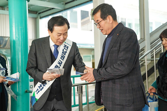 박홍률 목포시장이 전남권 국립의과대학 유치 홍보캠페인을 하고 있다. [사진=목포시]