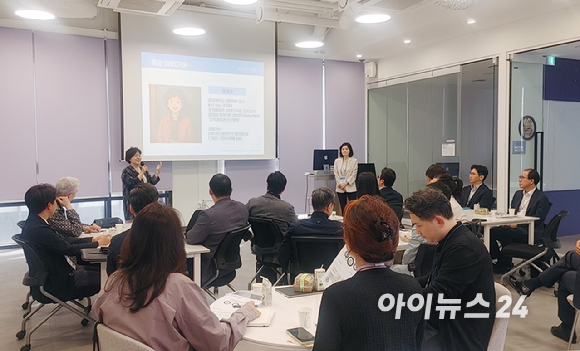 한국경영연구원(KMDI, 원장 이군희)은 21일 서울 성동구 성수동 성수SKV1센터 엘리스랩에서 ‘사람과 기업의 미래를 잇다’를 주제로 KMDI HR포럼을 개최했다. 포럼 총괄디렉터 김효선 중앙대학교 경영학부 교수(왼쪽)가 심숙경 이노HR컨설팅 대표이사(오른쪽)와 함께 포럼 발제를 하고 있다. [사진=정소희 기자]