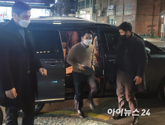 안철수 국민의당 대선후보가 26일 저녁 서울 마포구 서교동 '스튜디오까에' 건물 앞에서 하차하고 있다. [사진=정호영 기자]