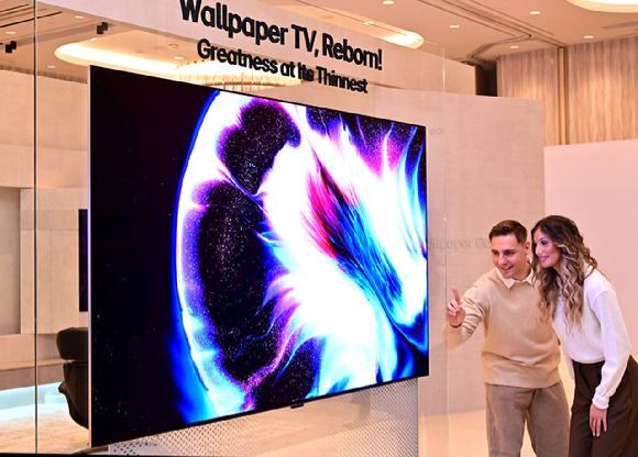 LG전자의 9㎜대 무선 월페이퍼 TV 'LG 올레드 에보 W6'를 살펴보는 모습.[사진=LG전자]
