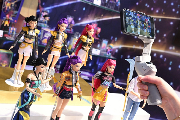 독일 뉘른베르크에서 열린 뉘른베르크 국제장난감박람회의 마텔(Mattel) 부스에 전시된 'K팝 데몬 헌터즈(KPop Demon Hunters)' 장난감 시리즈의 피규어 [사진=로이터/연합뉴스]