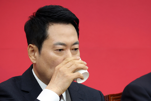 국민의힘 장동혁 대표가 2일 국회에서 열린 최고위원회의에서 물을 마시고 있다. [사진=연합뉴스]