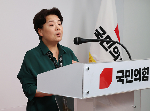 국민의힘 윤희숙 혁신위원장이 10일 서울 여의도 당사에서 제1차 혁신위원회 회의 결과를 브리핑을 하고 있다. [사진=연합뉴스]