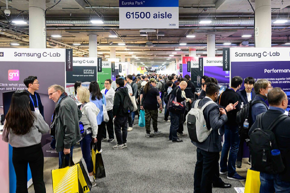 'CES 2026' C랩 전시관 포스터. 삼성전자가 내년 1월 6일부터 9일까지 미국 라스베이거스에서 열리는 세계 최대 IT&middot;가전 전시회 'CES 2026'에서 'C랩 전시관'을 통해 스타트업의 글로벌 시장 진출을 지원한다. [사진=삼성전자]