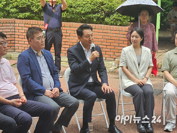 오세훈 서울시장이 16일 영등포구 양평신동아아파트 재건축 정비사업 현장을 방문해 사업 진행 현황을 보고받고 있다. [사진=홍성효 기자]