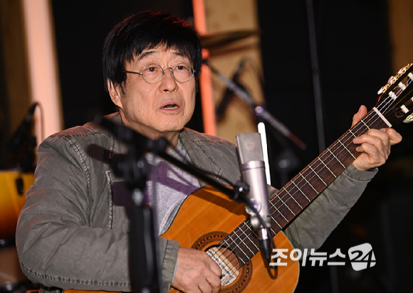 가수 김창완이 27일 서울 종로구 팡타개러지에서 열린 김창완밴드 싱글 'Seventy' 발매 기자간담회에서 무대를 선보이고 있다. [사진=곽영래 기자]