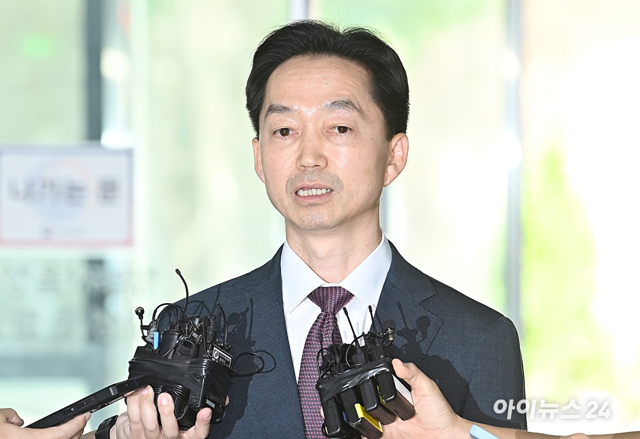 김지용 중대범죄수사청장 후보자가 지난 9월 8일 오후 서울 종로구 정부서울청사 창성동 별관에 마련된 인사청문회 준비단 사무실로 첫 출근하고 있다. [사진=곽영래 기자]