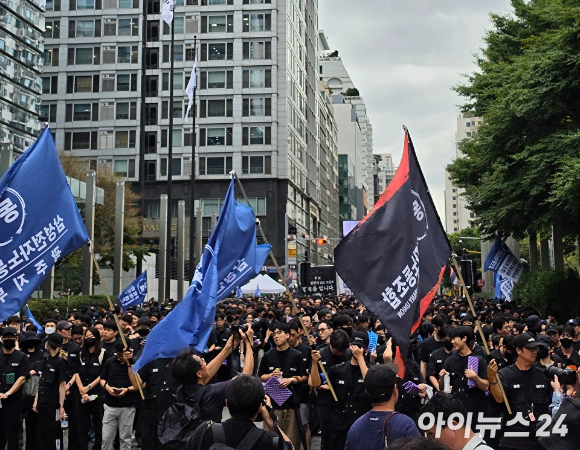 21일 삼성전자 동행 노조가 삼성전자 서초 사옥 주변에서 집회를 열고 가두행진을 했다. [사진=황세웅 기자]